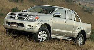 holden rodeo v toyota hilux #4