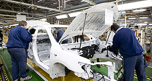 Toyota net profit dips